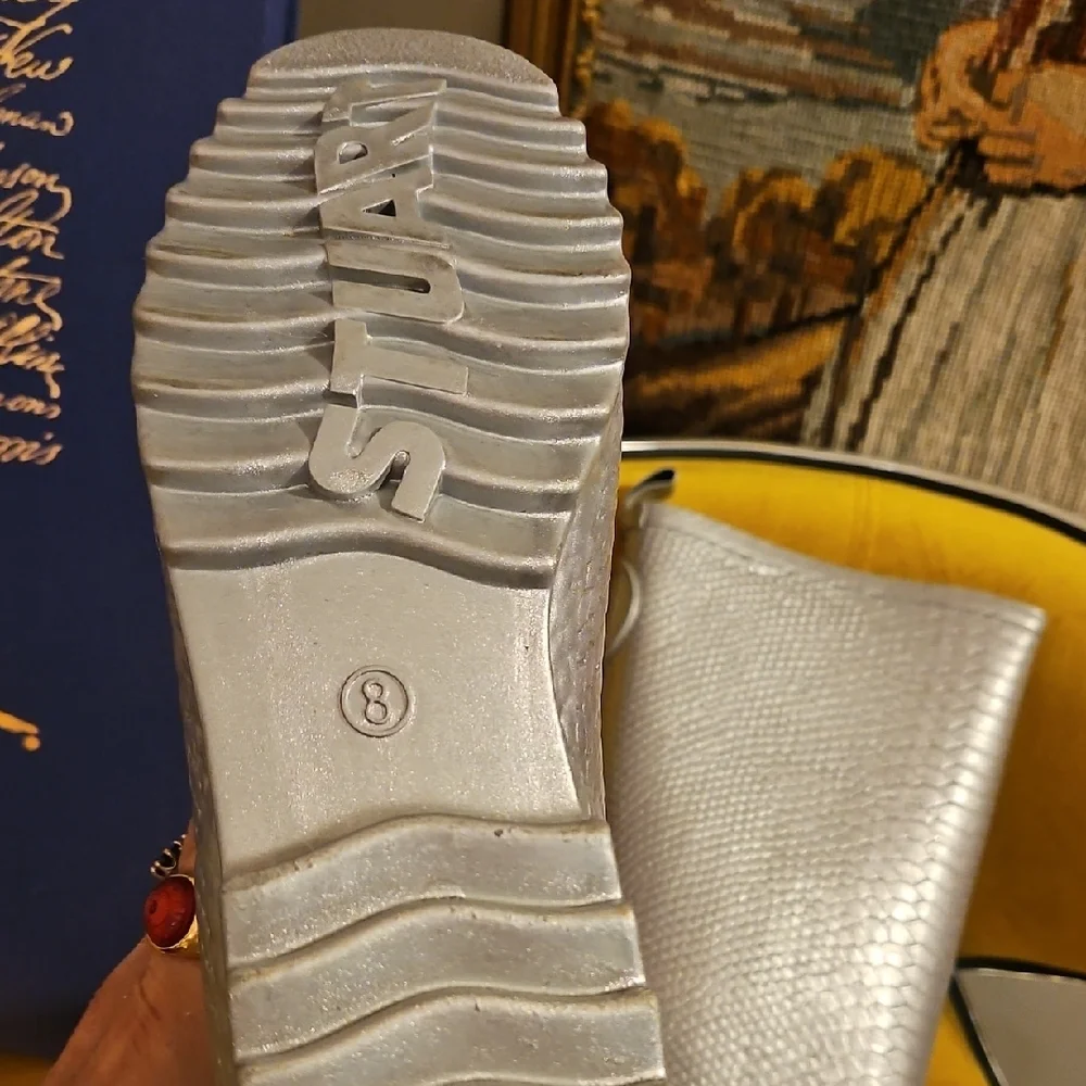 Elegant Stuart Weitzman Crocodile Pattern Rubber Rain/Snow Boots - Picture 4 of 7